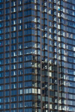 Modern cam skycrapers arka plan gökyüzü ve bulutlar yansıması ile