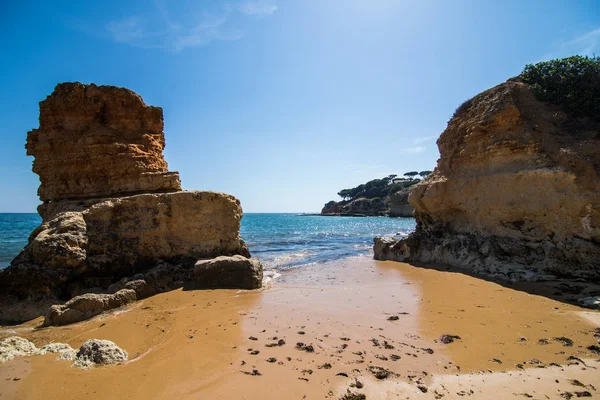 dağlar ve güzel manzaralı Sahil güzel koydur. Portekiz'in portimao.