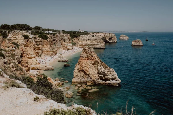 Praia da Marinha Algarve, Portekiz, Avrupa'nın ikonik doğal kemer hava görünümünü. Güneş ışınları Marinha Beach, dünyanın 100 en güzel plajlarından biri üzerinde. Yaz tatili için bulunan Meşhur Mekanlar