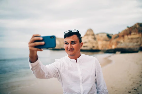 Jovem Feliz Tomando Selfie Com Telefone Celular Durante Férias Mar — Fotografia de Stock