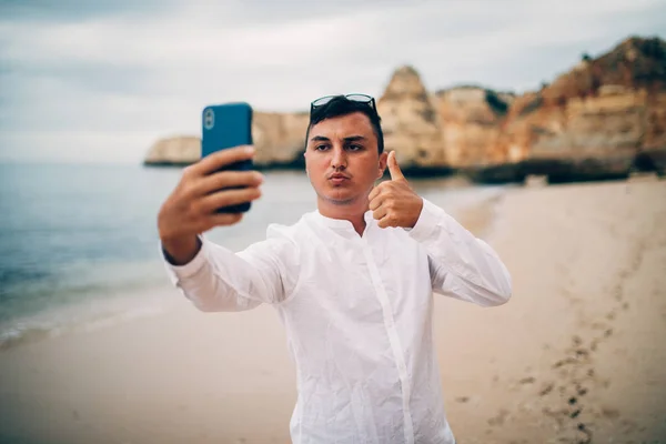 Heureux Jeune Homme Prenant Selfie Avec Téléphone Portable Pendant Ses — Photo