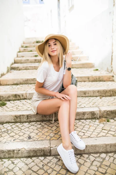 Mulher Feliz Chapéu Verão Sentado Nas Escadas Rua Cidade — Fotografia de Stock