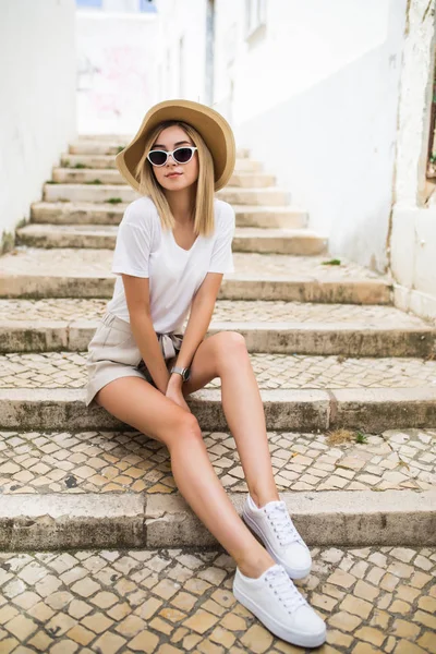 Femme Heureuse Chapeau Été Assis Sur Les Escaliers Dans Rue — Photo