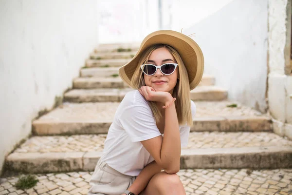 Hermosa Joven Mujer Caucásica Sonriendo Fondo Urbano Chica Rubia Con — Foto de Stock