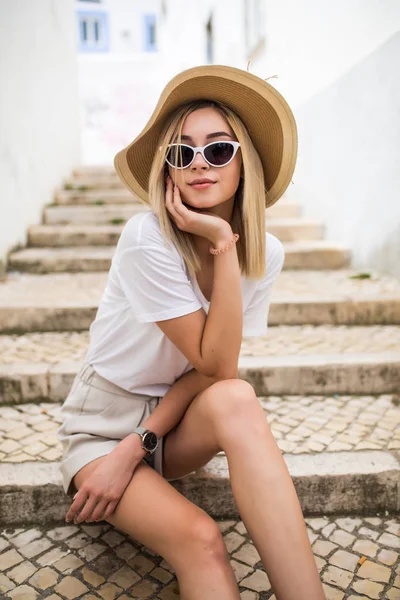 Joyeux Jeune Femme Blonde Chapeau Lunettes Soleil Riant Assis Sur — Photo