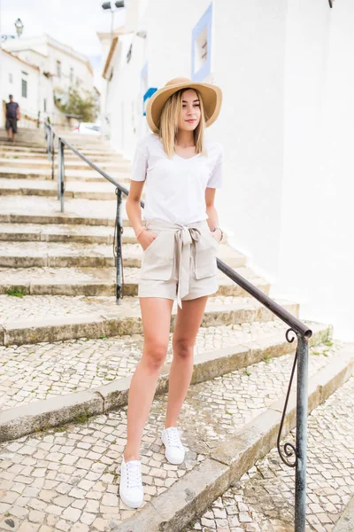 Menina Bonita Chapéu Caminha Escada Livre Rua Verão — Fotografia de Stock