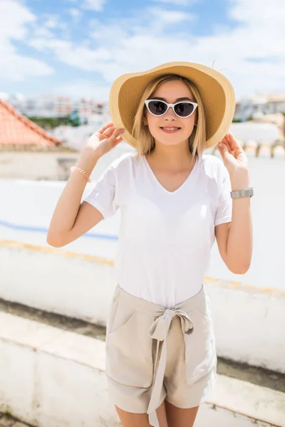 여자를 모자와 선글라스는 거리에 — 스톡 사진