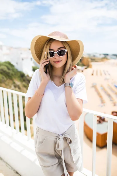 Mulher Verão Usando Mensagem Sms Celular Sms Fora Terraço Varanda — Fotografia de Stock