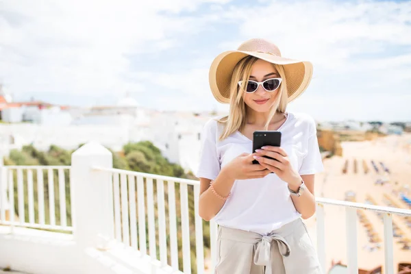 Jovem Mulher Atraente Digitando Telefone Terraço Praia Vista Fundo — Fotografia de Stock