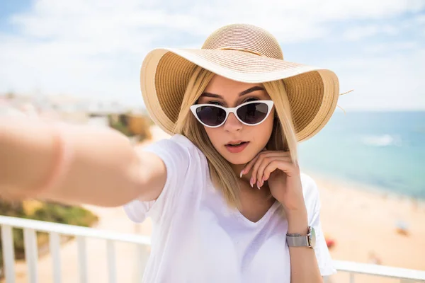 Mulher Bonita Fazendo Selfie Praia — Fotografia de Stock