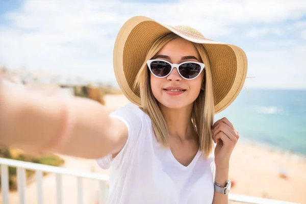 Belle Fille Lunettes Soleil Prenant Selfie Sur Plage — Photo