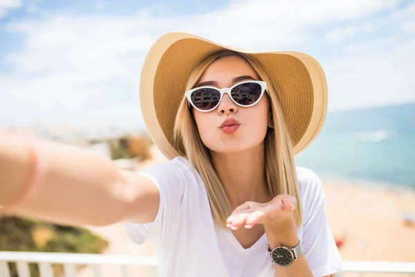 Joyeux Jeune Femme Chapeau Lunettes Soleil Prenant Selfie Avec Téléphone — Photo