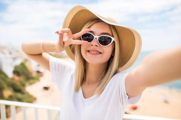 Κοντινό Πλάνο Κοπέλα Στο Καλοκαίρι Καπέλο Λαμβάνοντας Μια Selfie Και — Φωτογραφία Αρχείου