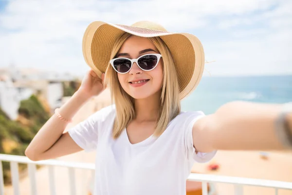 Belle Fille Lunettes Soleil Prenant Selfie Sur Plage — Photo