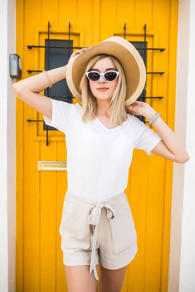 Bella Donna Occhiali Sole Posa All Aperto Giallo Porta Legno — Foto Stock