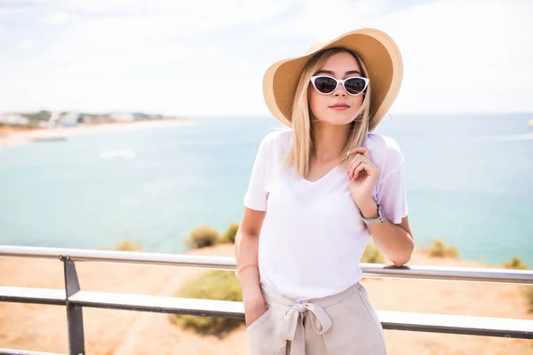 Donna Elegante Sulla Spiaggia Estiva Una Giornata Calda — Foto Stock