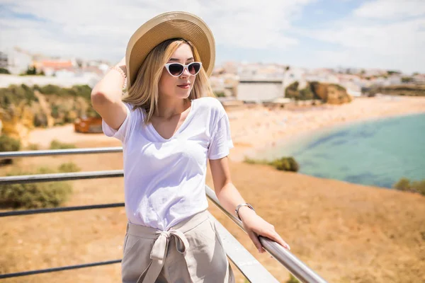 Portrait Jeune Jolie Femme Avec Chapeau Sur Plage — Photo