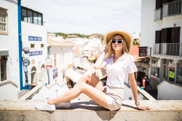 Joven Turista Sombrero Sentado Barandilla Parte Superior Ciudad Disfrutando Vista — Foto de Stock