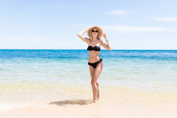 Mulher Sorridente Feliz Biquíni Chapéu Sol Praia Mar — Fotografia de Stock