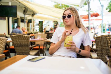 Kokteyl, Cafe Teras ile yuvarlak güneş gözlüklü genç güzel kadın