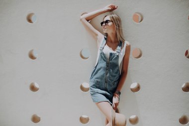 Mutlu şık genç qoman duvara yaslanmış