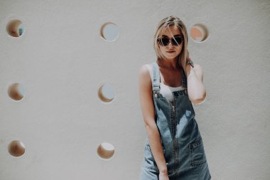 Mutlu şık genç qoman duvara yaslanmış