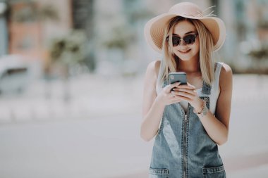 Açık havada akıllı telefon kullanan güzel turist kız. kadın sokakta navigator ile doğru şekilde arama