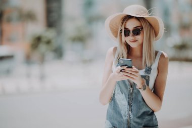 Cep telefonu açık havada kullanarak çekici genç güzellik kadın.