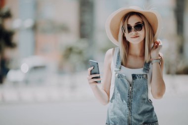 Cep telefonu açık havada kullanarak çekici genç güzellik kadın.