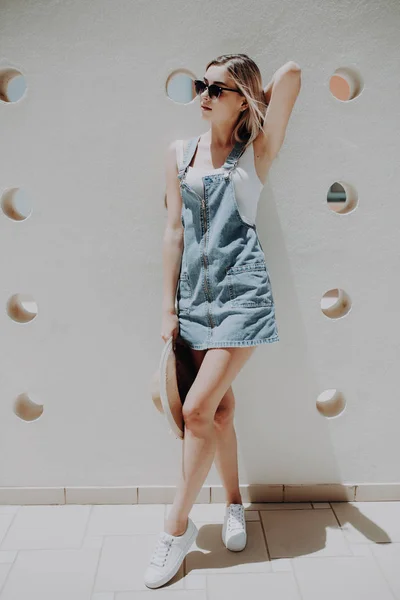 Elegante Bella Donna Occhiali Sole Jeans Vestito Appoggiato Muro Della — Foto Stock