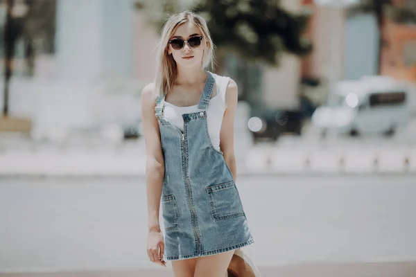 Hermosa Joven Morena Vistiendo Vestido Caminando Por Calle — Foto de Stock