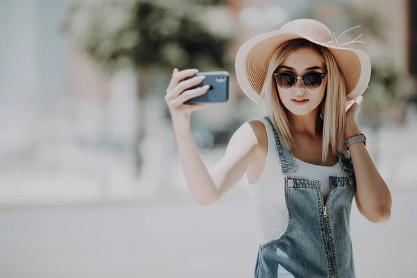 Νέων Ελκυστικών Τουριστικών Παιχνιδιάρικο Κάνει Selfie Στο Τηλέφωνο Φορώντας Καπέλο — Φωτογραφία Αρχείου