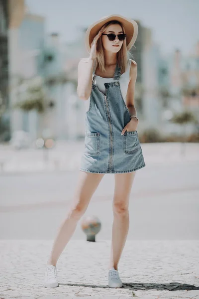 Jeune Belle Fille Dans Des Lunettes Soleil Élégantes Chapeau Marche — Photo