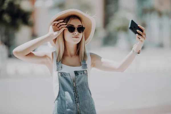 Jeune Attrayant Touriste Ludique Fait Selfie Téléphone Portant Chapeau Lunettes — Photo
