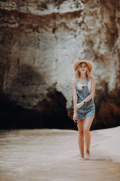 Jovem Mulher Férias Verão Vestindo Chapéu Palha Vestido Praia Desfrutando — Fotografia de Stock