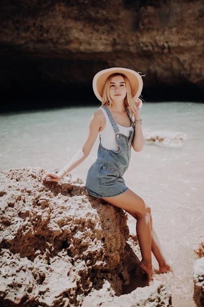 Портрет Красивої Молодої Блондинки Сидить Скелі Пляжі — стокове фото