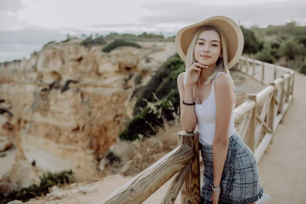 Jeune Femme Chapeau Jolie Robe Été Debout Sur Pierre Regardant — Photo