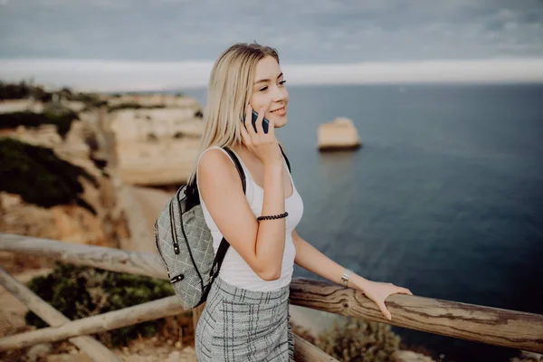 Jeune Femme Parlant Sur Téléphone Portable Bord Océan Avec Panorama — Photo