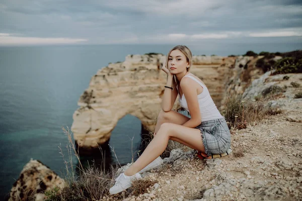 Jonge Blonde Vrouw Zitten Bovenop Rotsen Door Oceaan — Stockfoto