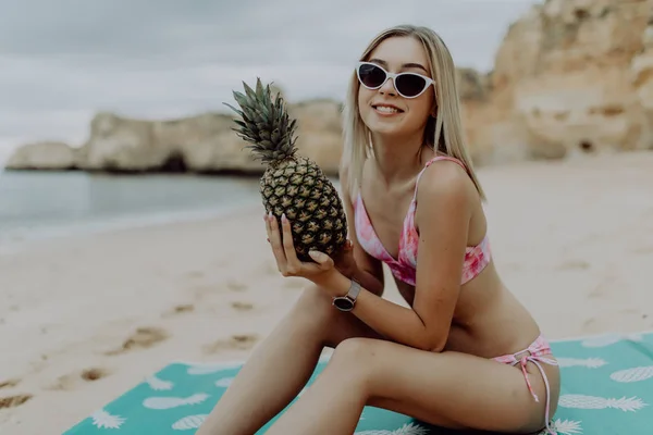 Μια Όμορφη Κοπέλα Κρατώντας Τον Ανανά Και Διασκέδαση Στην Παραλία — Φωτογραφία Αρχείου