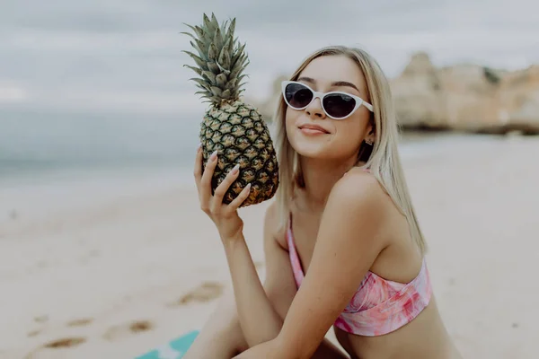 Vacker Flicka Håller Ananas Och Kul Stranden — Stockfoto