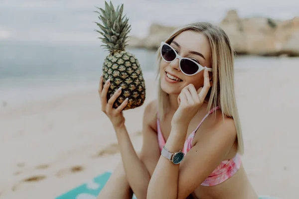 Femme Mince Bikini Lunettes Soleil Tenant Ananas Frais Près Mer — Photo