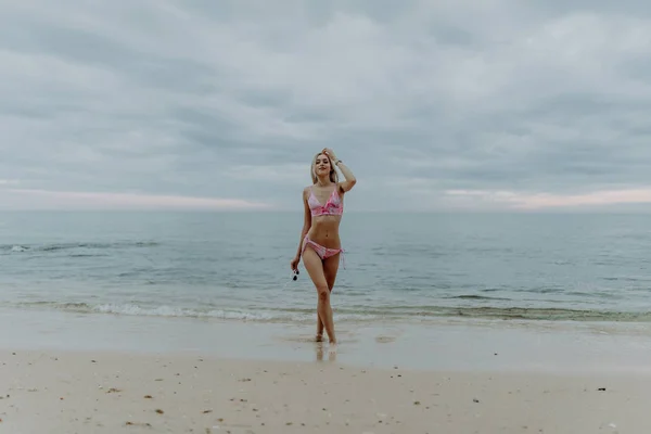Mujer Joven Bikini Hermosa Playa Paisaje Con Rocas —  Fotos de Stock