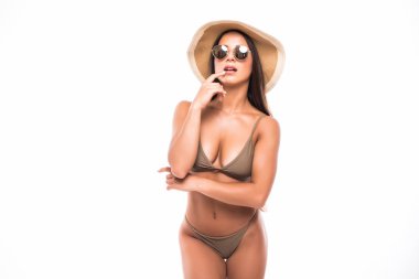 kadın giyen bikini, şapka ve güneş gözlüğü, üzerinde beyaz izole varoluş portresi. yaz tatil ve seyahat kavramı