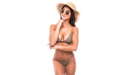 Çekici kız bir bikini, şapka, güneş gözlüğü, kusursuz bir beden ile izole beyaz arka plan