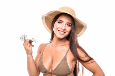 kadın giyen bikini, şapka ve güneş gözlüğü, üzerinde beyaz izole varoluş portresi. yaz tatil ve seyahat kavramı