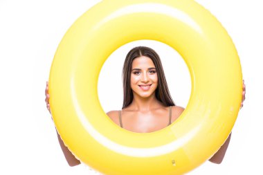 Genç güzellik izole kadın mayo şişme halka içinde beyaz arka plan üzerinde