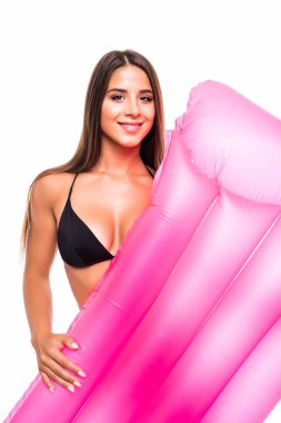 Mutlu sevimli esmer kadın mayo beyaz zemin üzerine sarı şişme şişme yatıyor. Yaz ve tatil. Kumsalda dinlenmek