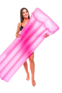 Tam uzunlukta Bikini Yüzme yatak beyaz arka plan üzerinde tutan genç bir kadın portresi