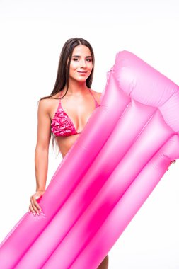 Mavi izole sarı şişme yatak ile gülümseyen güzel kadın